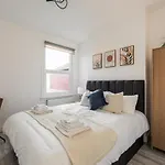 Modern 4 Bedroom House In Woodgreen