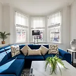 Modern 4 Bedroom House In Woodgreen