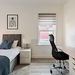 Modern 4 Bedroom House In Woodgreen