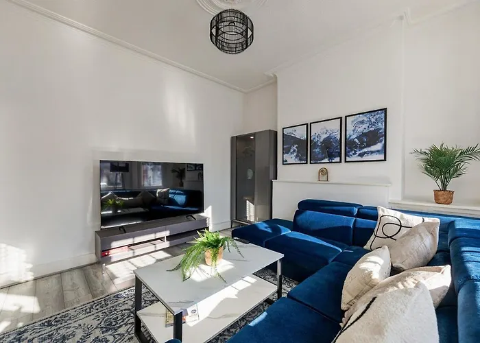 Modern 4 Bedroom House In Woodgreen