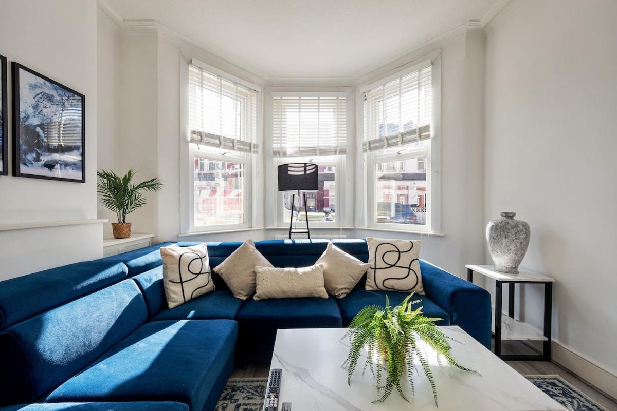 Modern 4 Bedroom House In Woodgreen Appartamento *