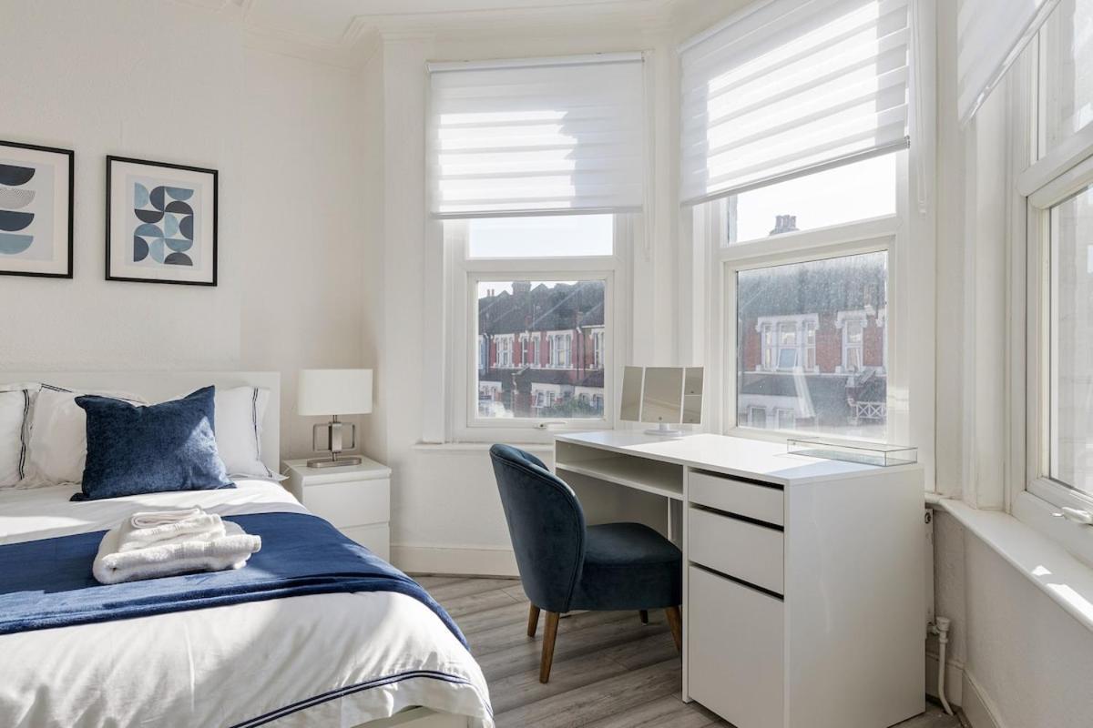 Modern 4 Bedroom House In Woodgreen