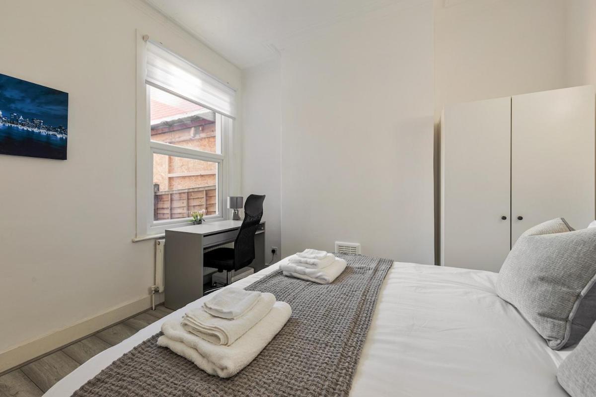 Modern 4 Bedroom House In Woodgreen Appartamento