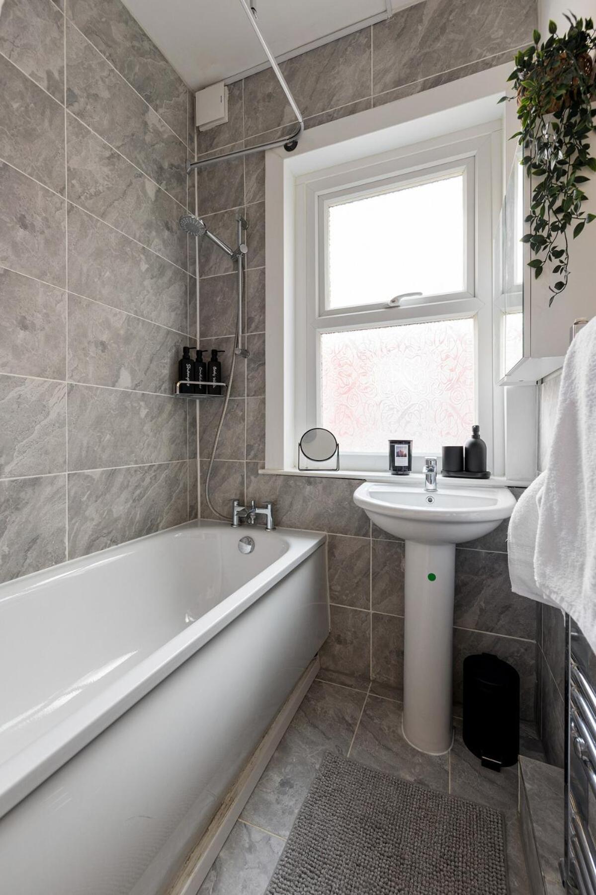 Appartamento Modern 4 Bedroom House In Woodgreen Londra