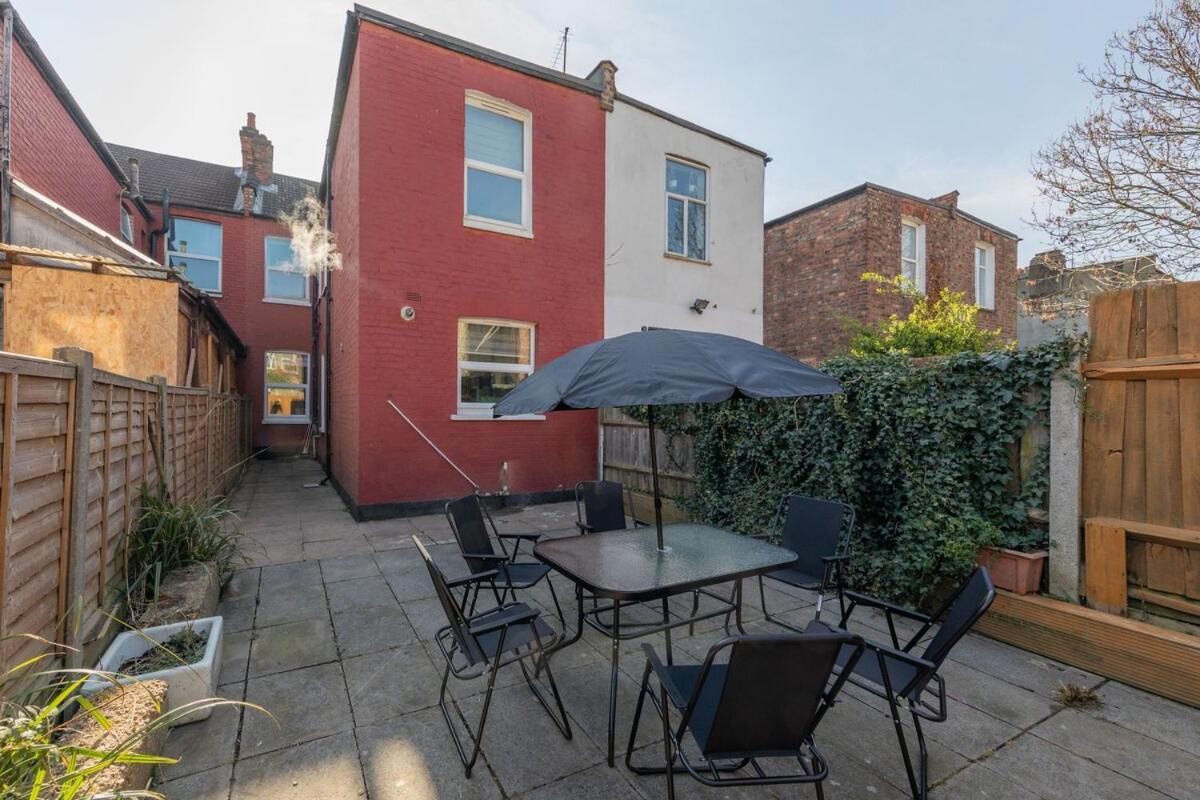 Modern 4 Bedroom House In Woodgreen