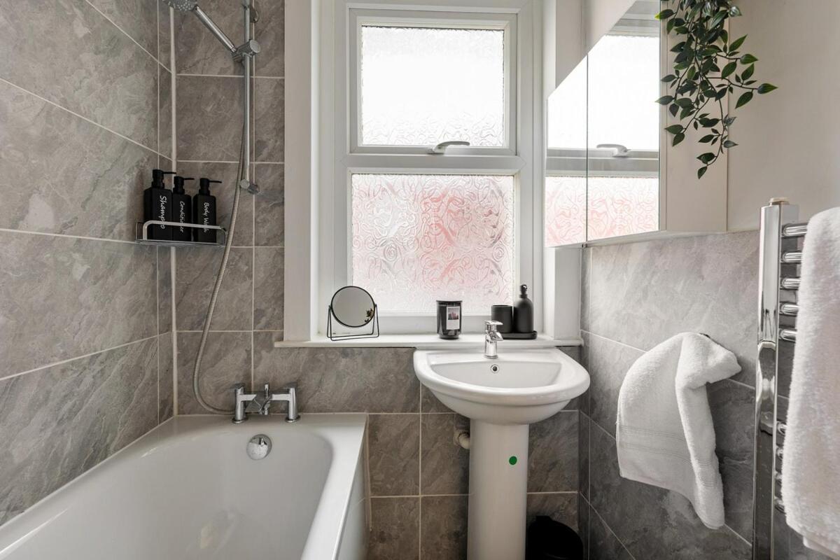 Modern 4 Bedroom House In Woodgreen *