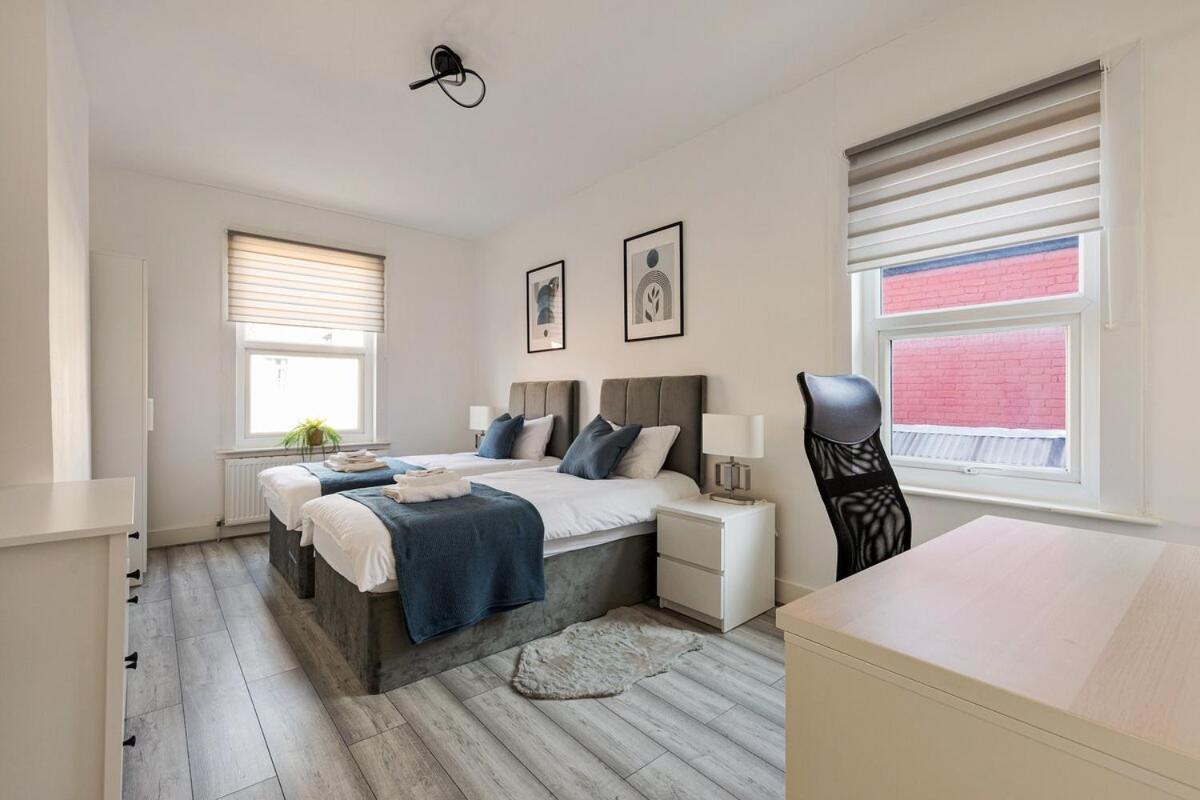 Modern 4 Bedroom House In Woodgreen * Londra