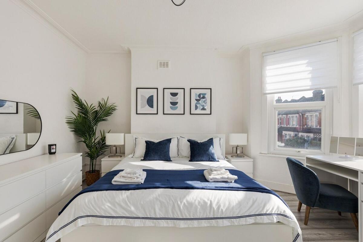 Modern 4 Bedroom House In Woodgreen