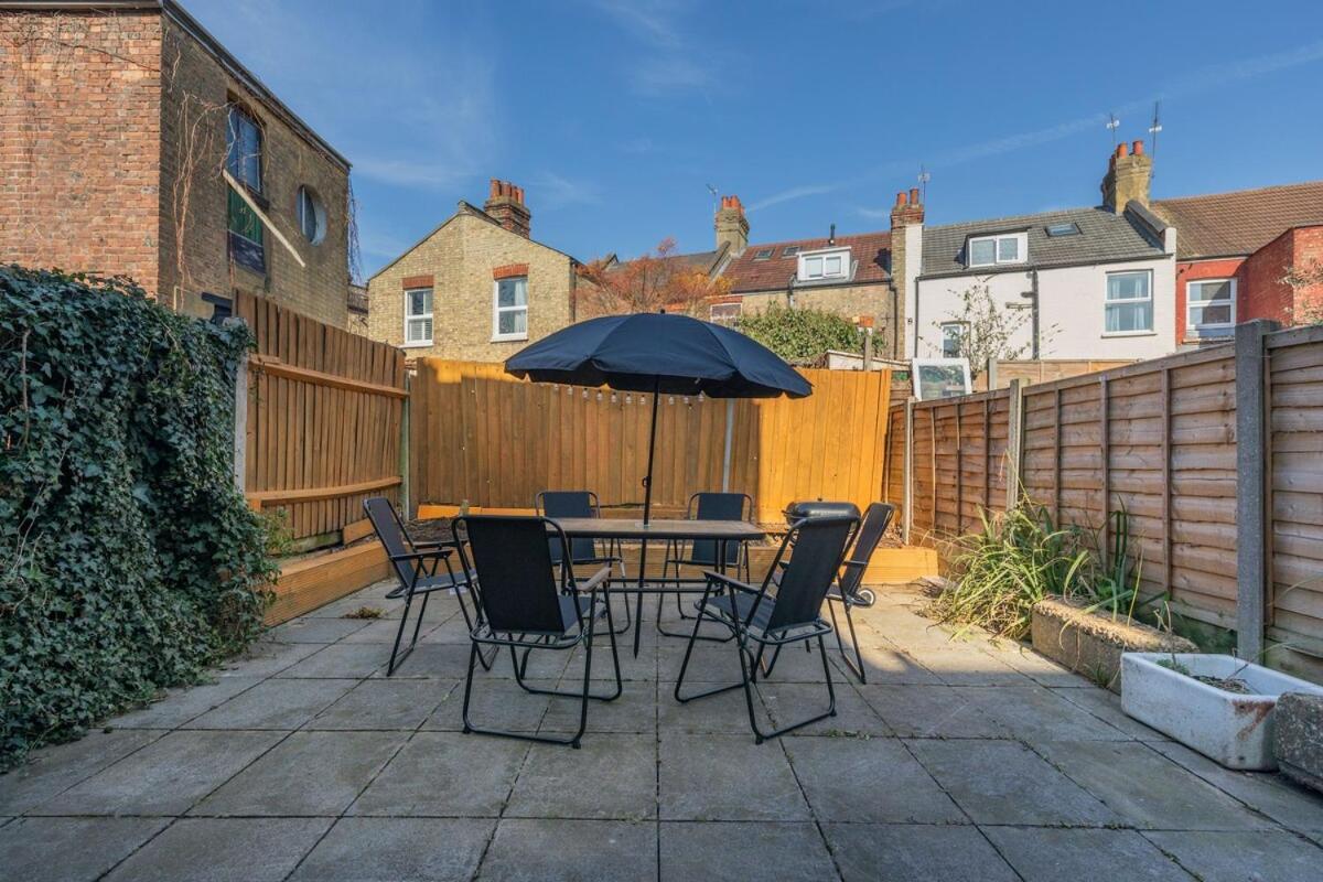 Modern 4 Bedroom House In Woodgreen Appartamento