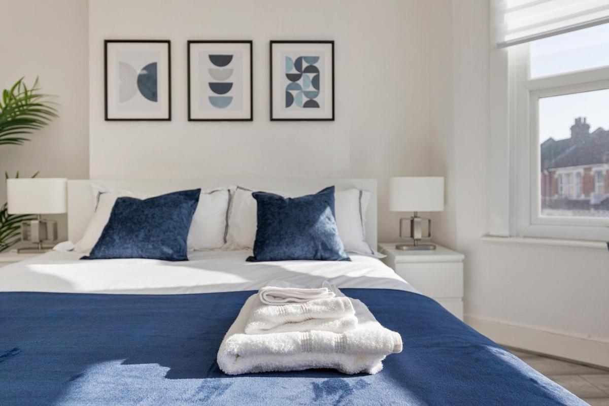 Modern 4 Bedroom House In Woodgreen Appartamento *