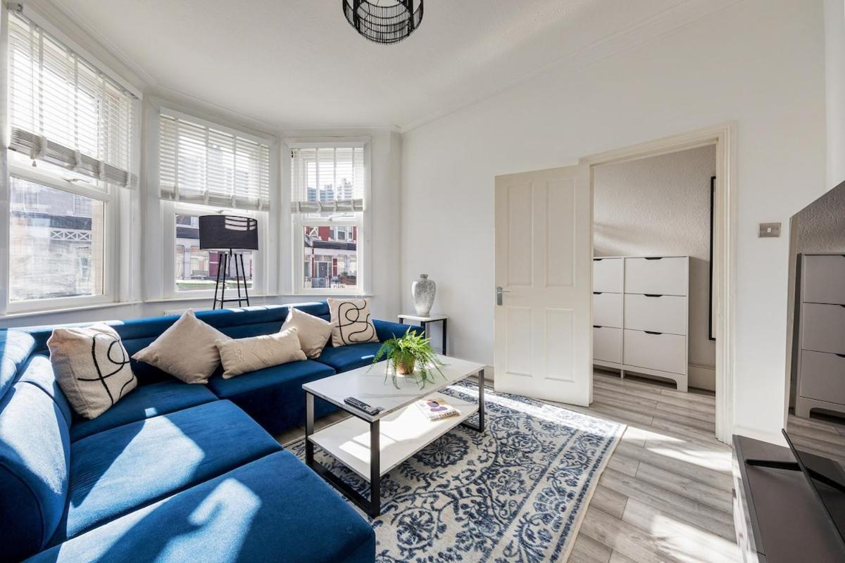 Modern 4 Bedroom House In Woodgreen Londra