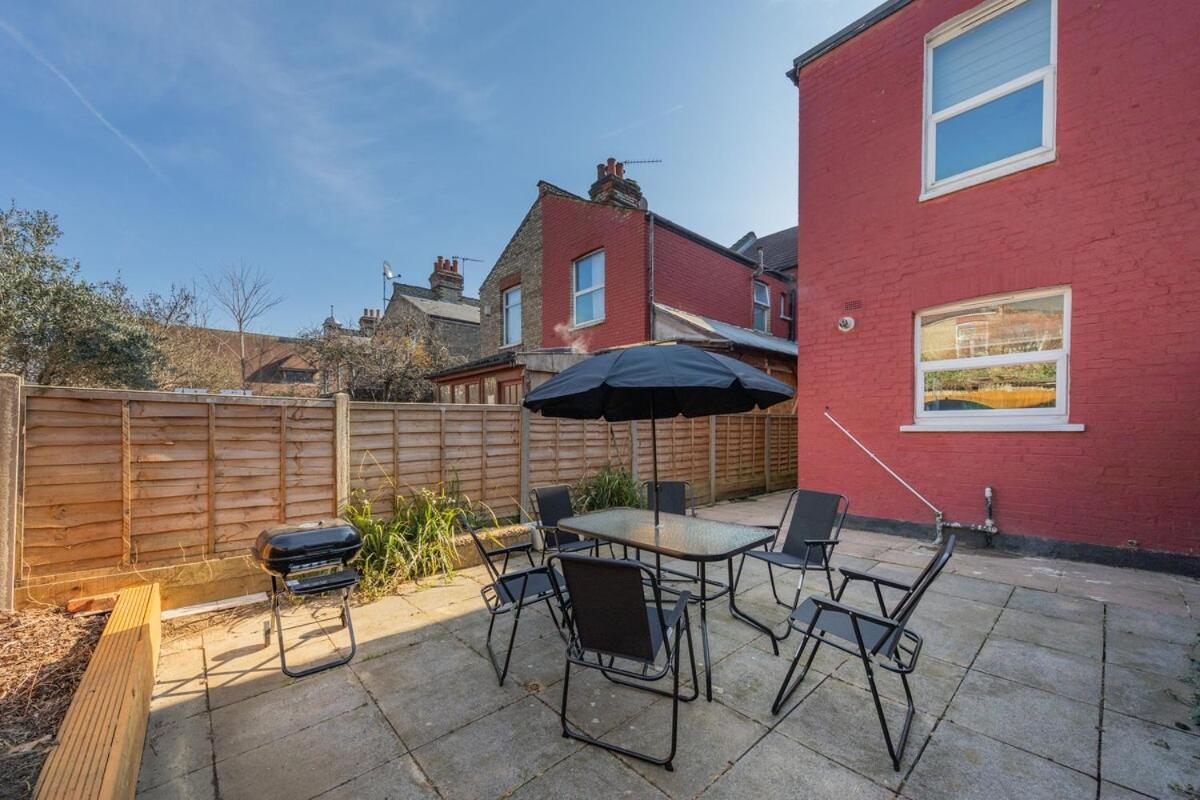 Modern 4 Bedroom House In Woodgreen * Londra