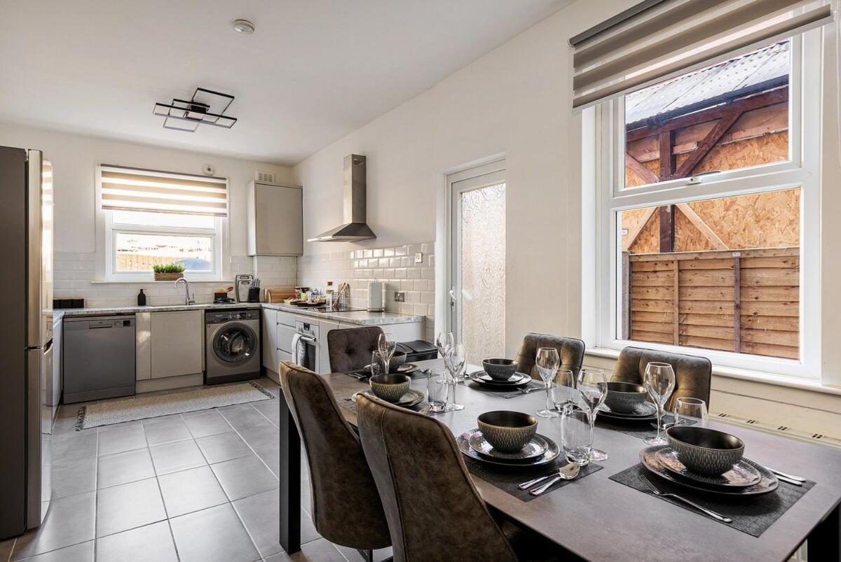 Modern 4 Bedroom House In Woodgreen Appartamento