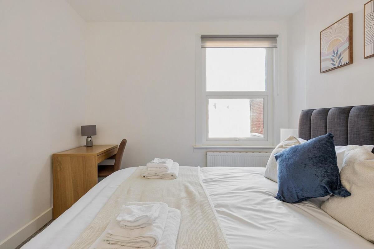 Modern 4 Bedroom House In Woodgreen Appartamento *