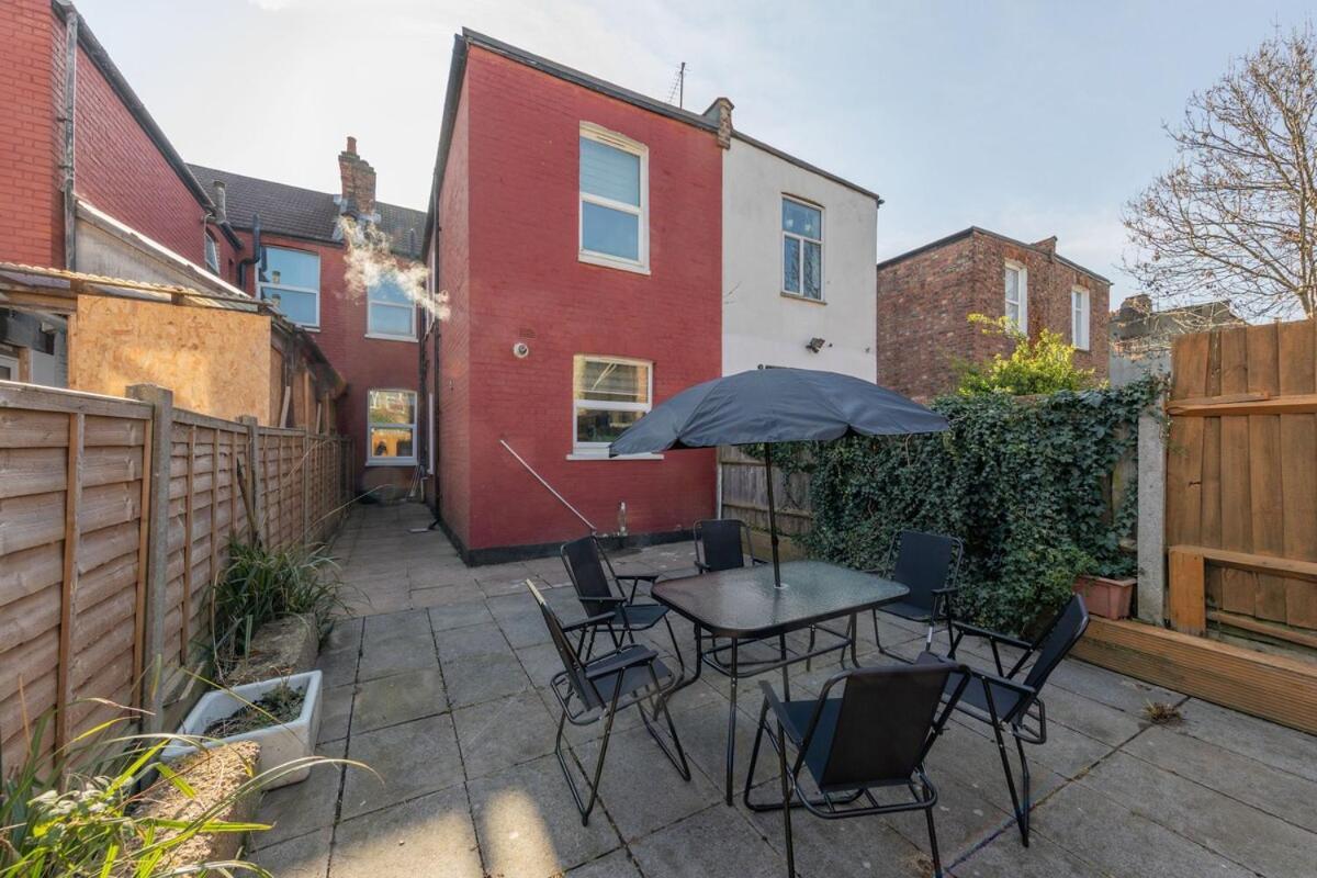 Modern 4 Bedroom House In Woodgreen *