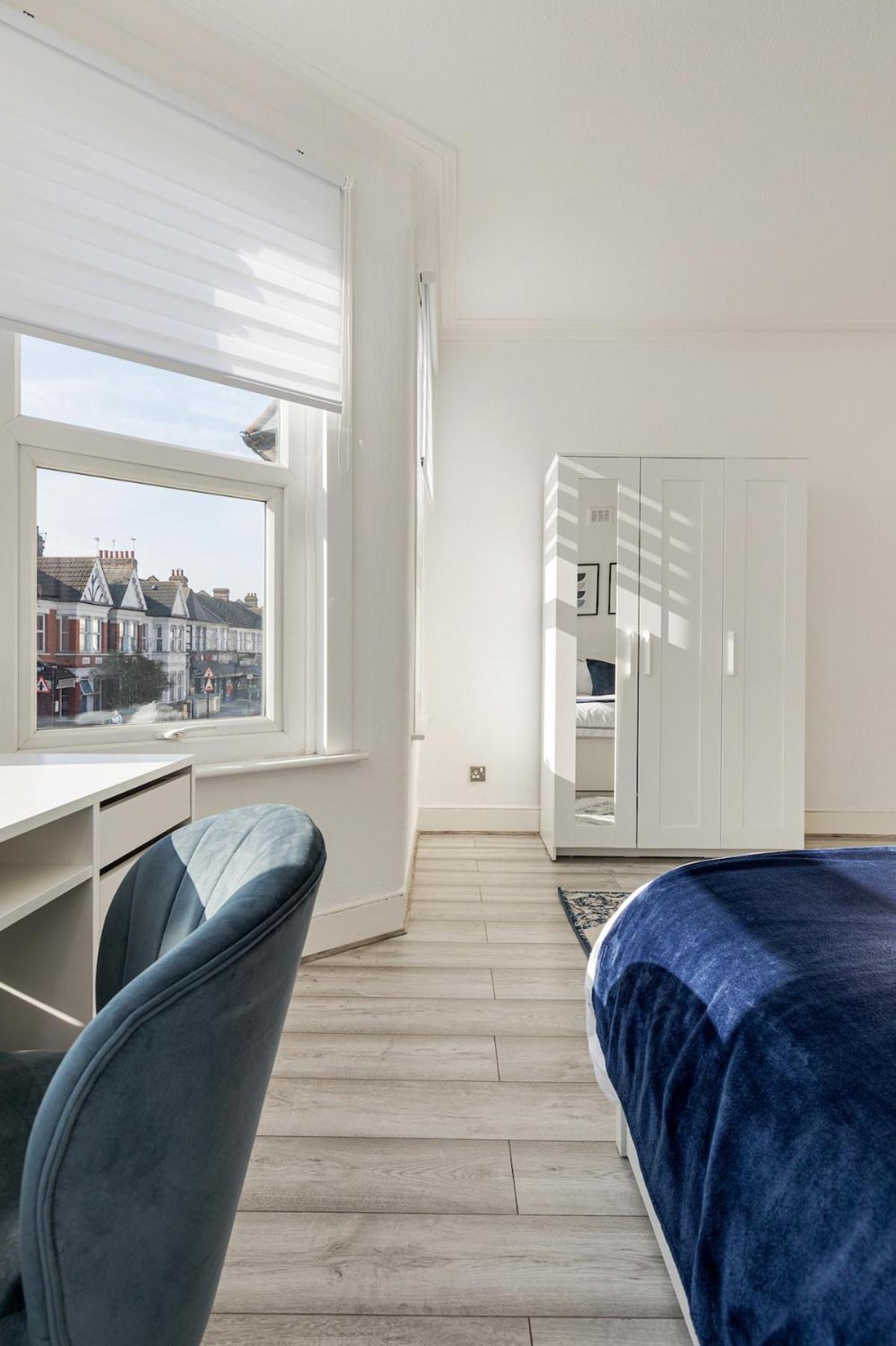 Modern 4 Bedroom House In Woodgreen Londra
