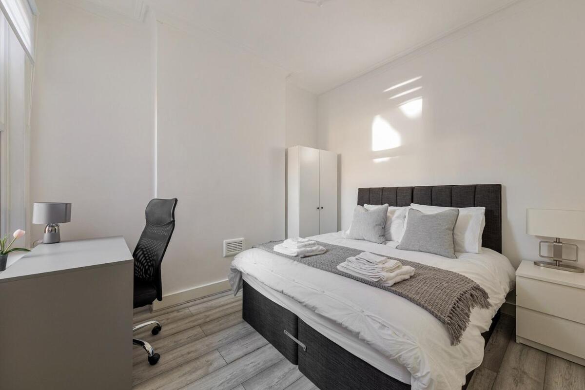 Modern 4 Bedroom House In Woodgreen * Londra