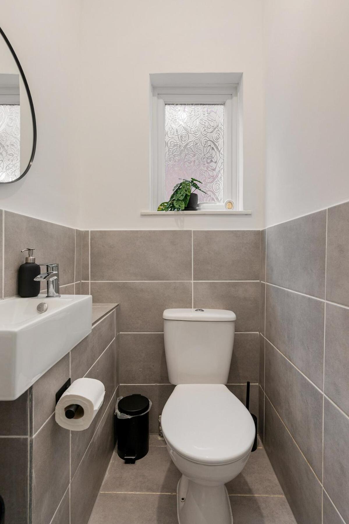 Modern 4 Bedroom House In Woodgreen Appartamento *