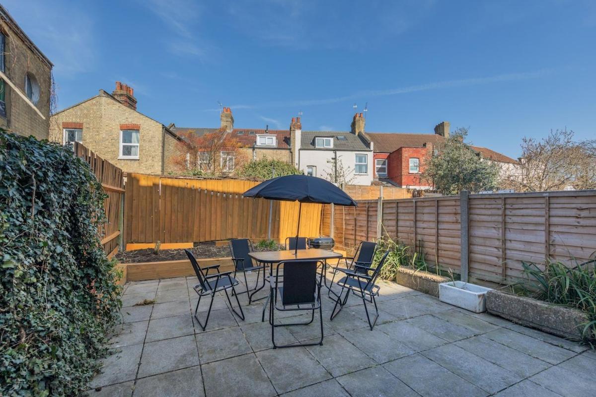 Modern 4 Bedroom House In Woodgreen Appartamento Londra