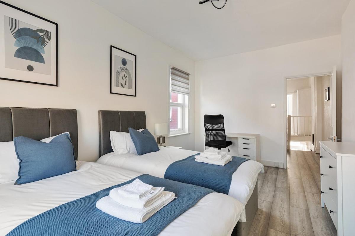 Modern 4 Bedroom House In Woodgreen *