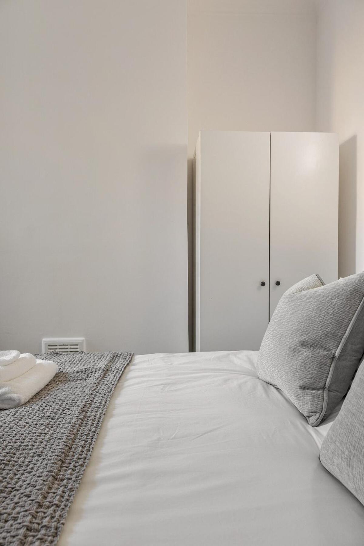 Modern 4 Bedroom House In Woodgreen Londra
