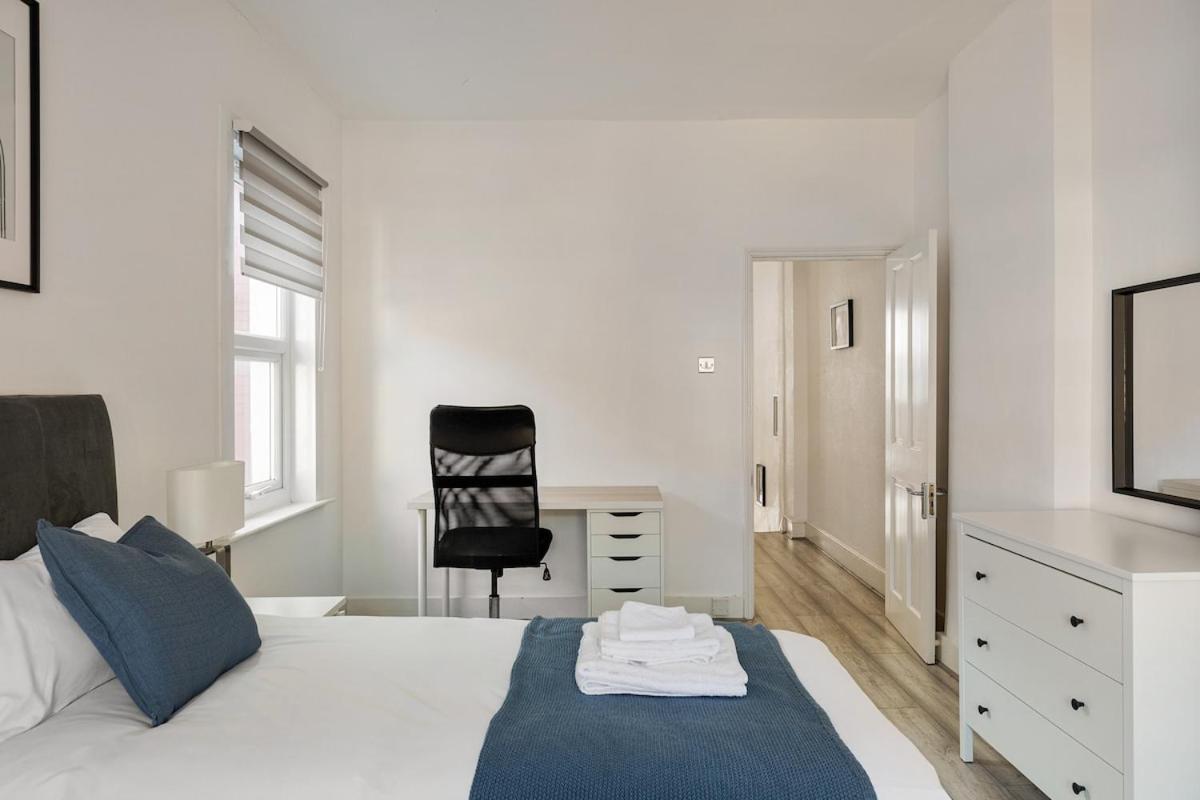 Modern 4 Bedroom House In Woodgreen * Londra