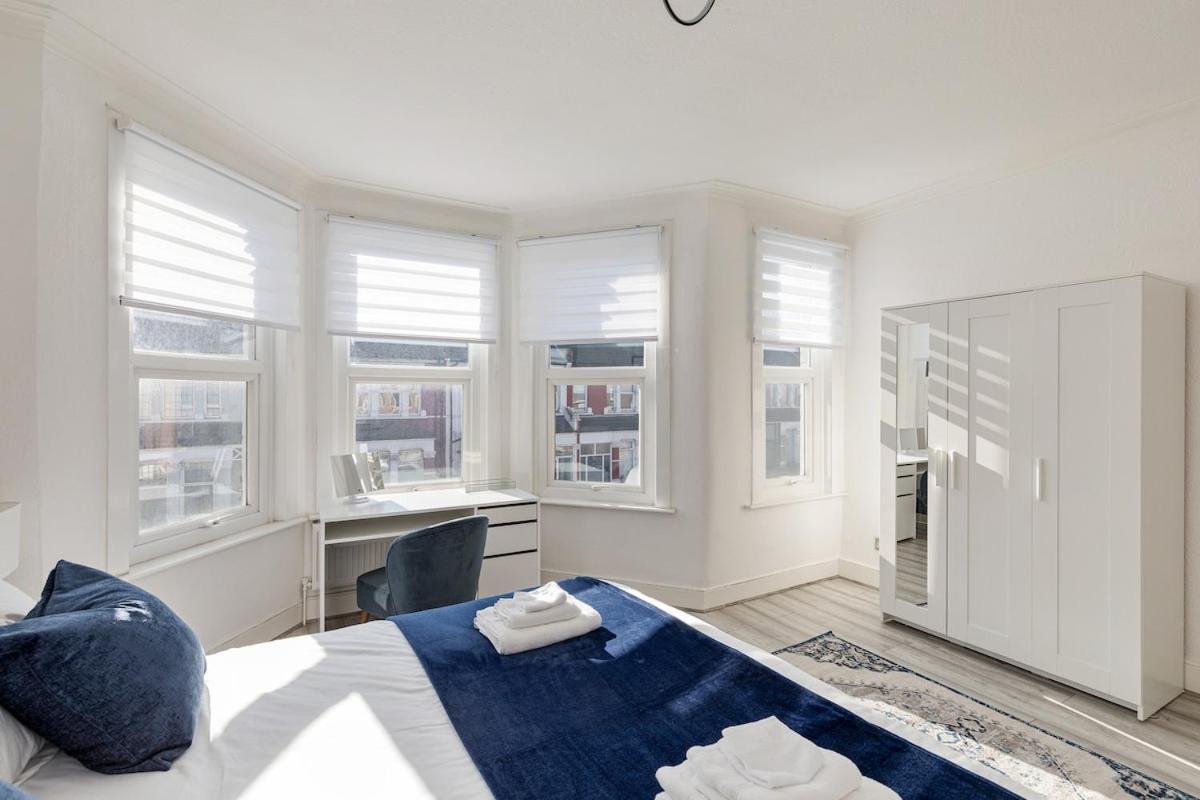 Modern 4 Bedroom House In Woodgreen