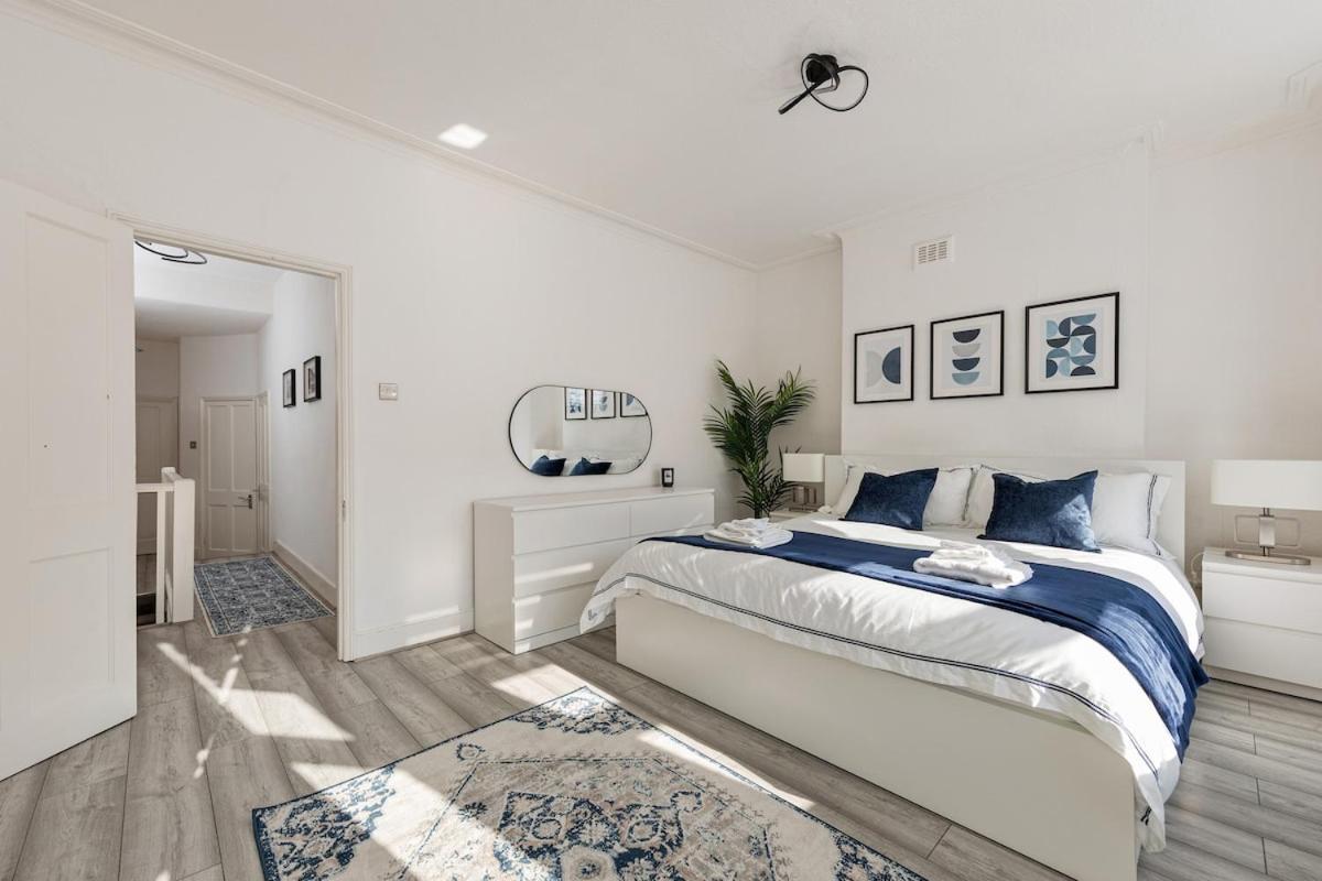 Modern 4 Bedroom House In Woodgreen Appartamento